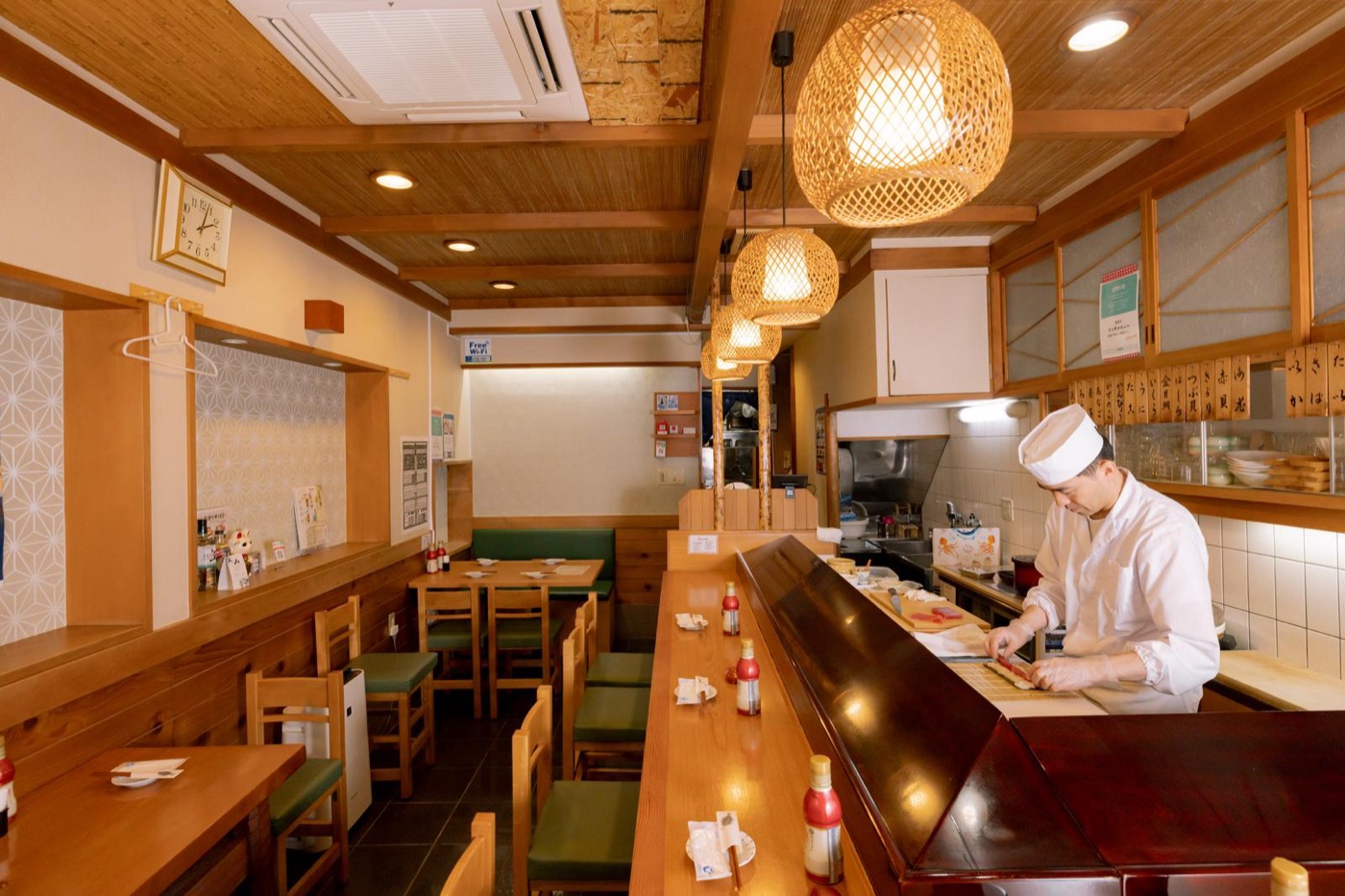 カウンター席のある和食店の店内